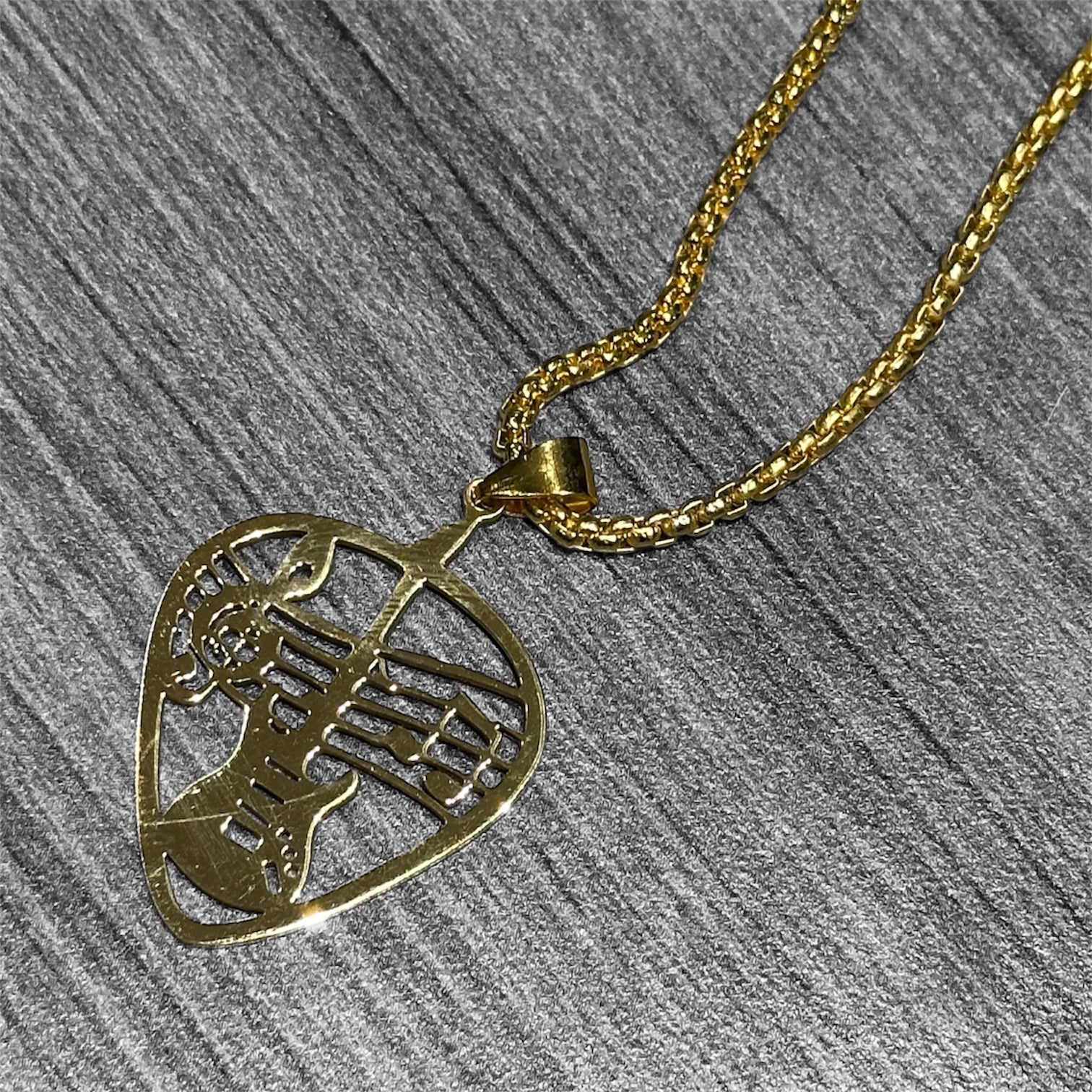 Metal Necklace Guitar Pick: Silver