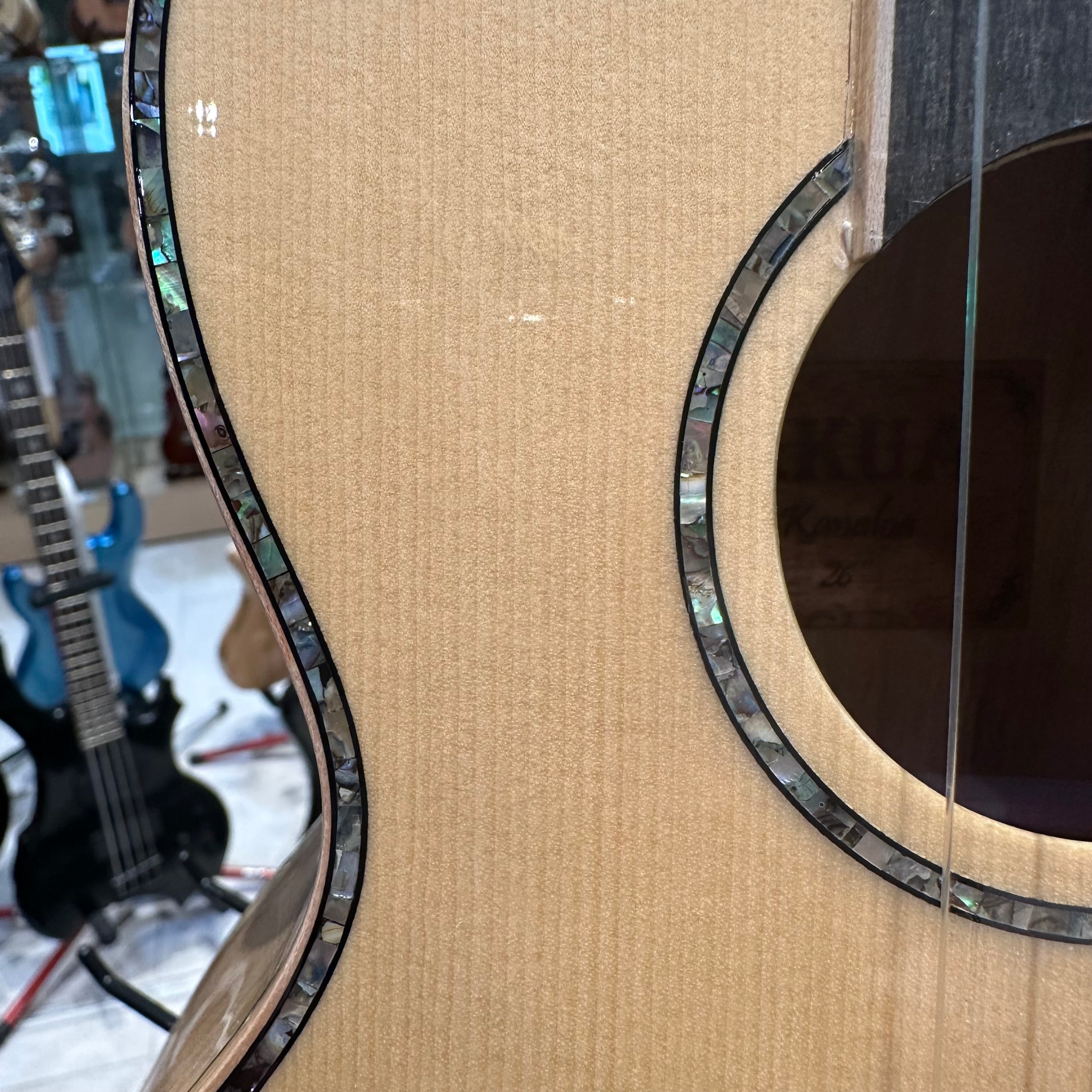 Akua Kanaloa: 24” Concert Ukulele - Spalted Maple