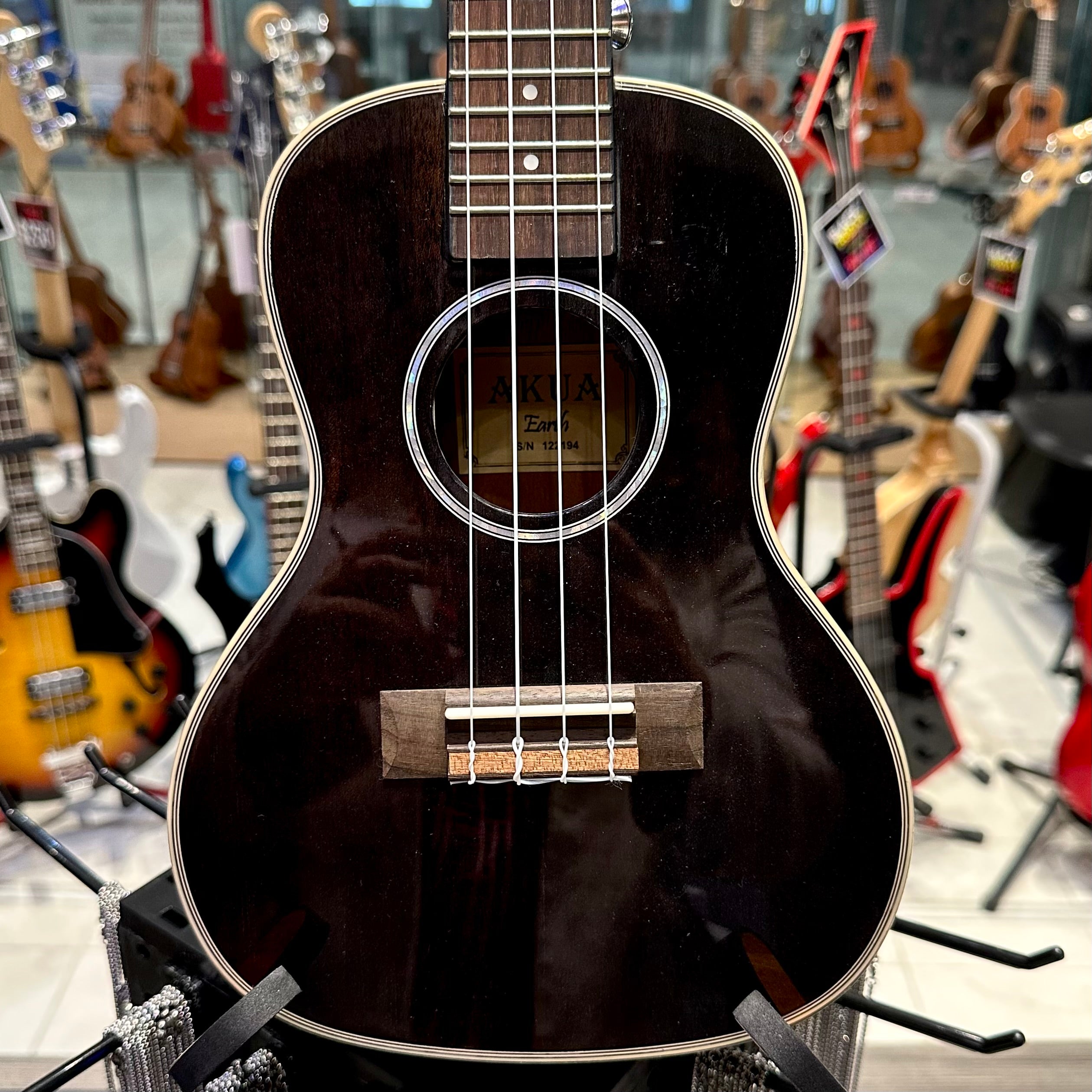 AKUA Earth: 24' Concert Ukulele, Mahogany - Black