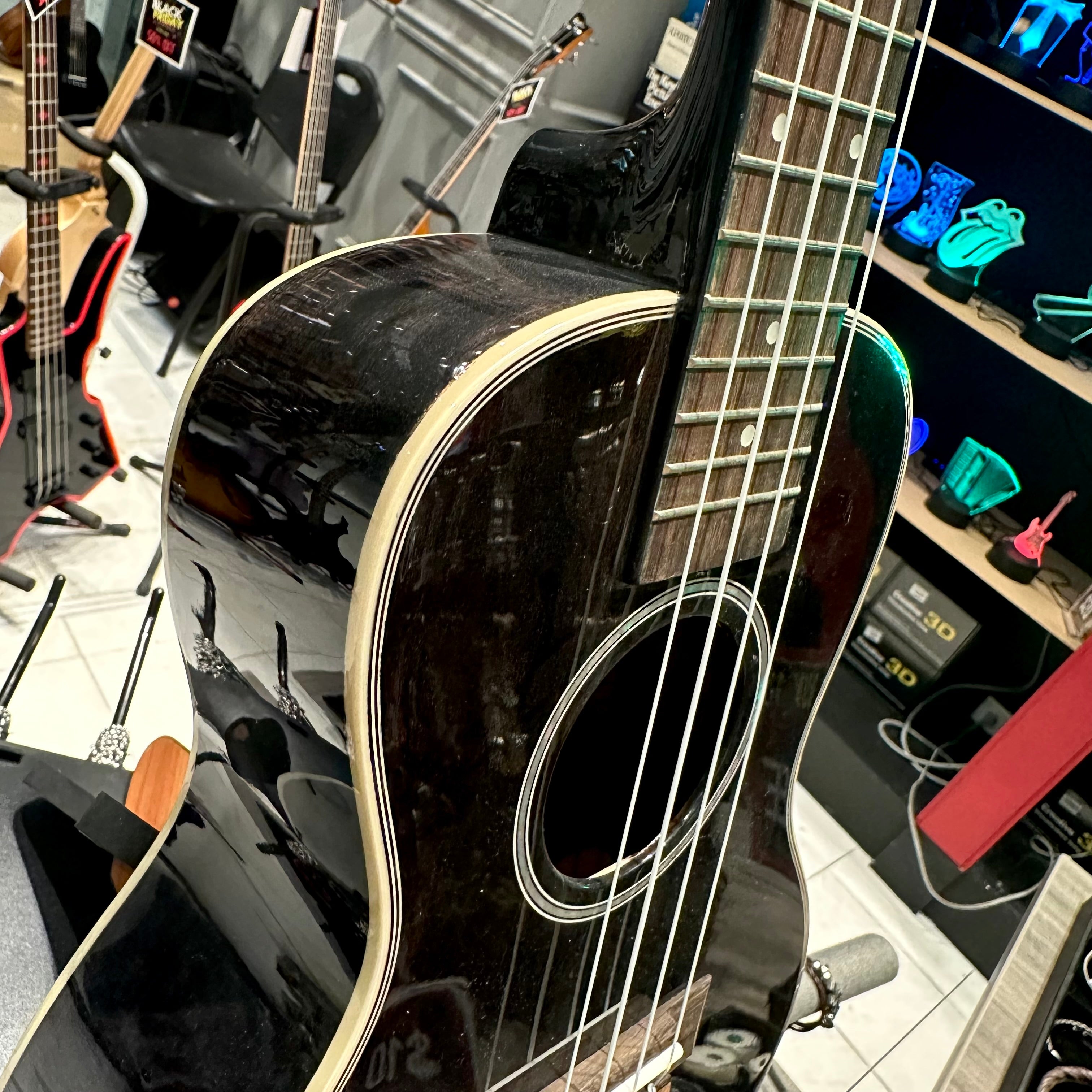 AKUA Earth: 24' Concert Ukulele, Mahogany - Black