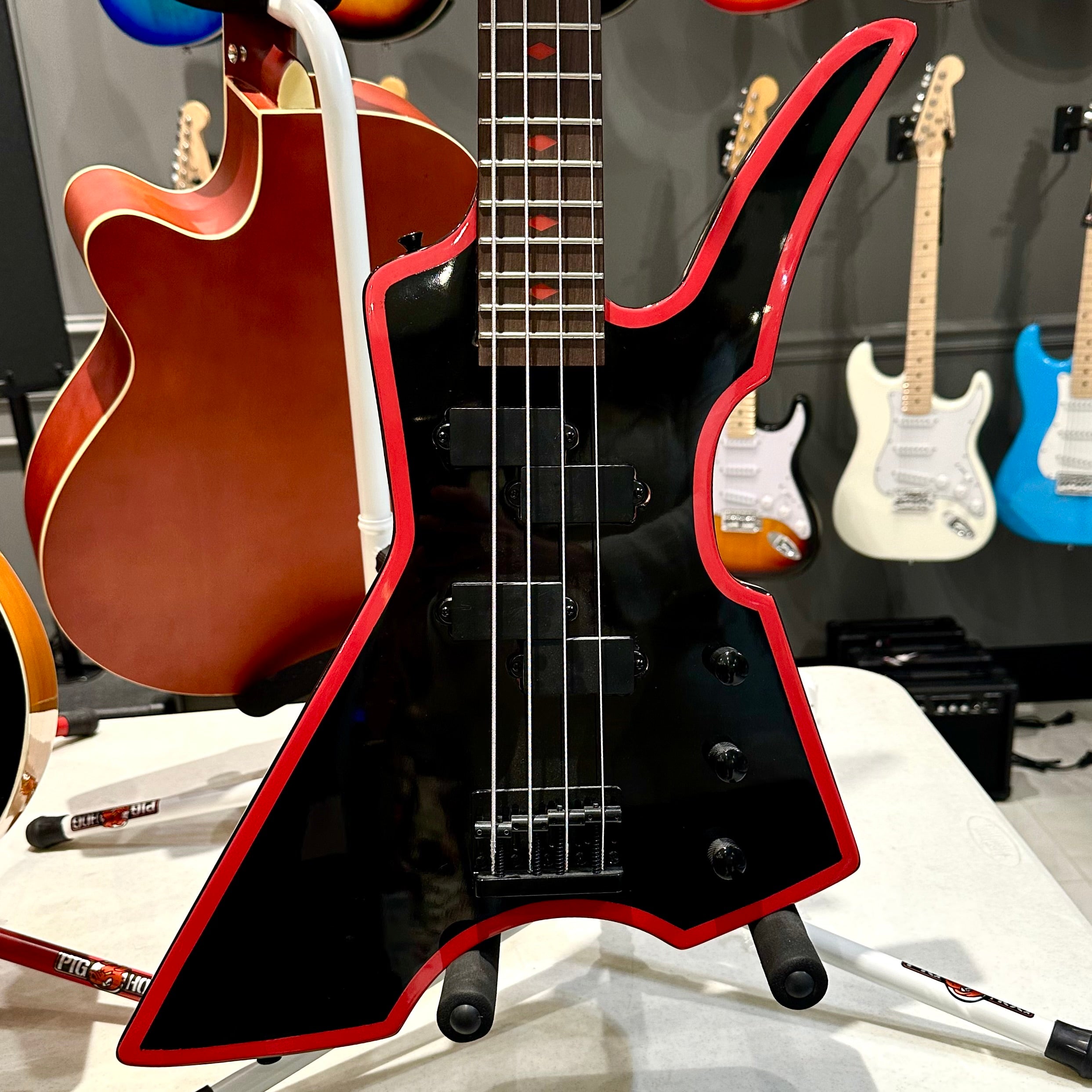 Gephardt StingRay: Bass Guitar - Red and Black