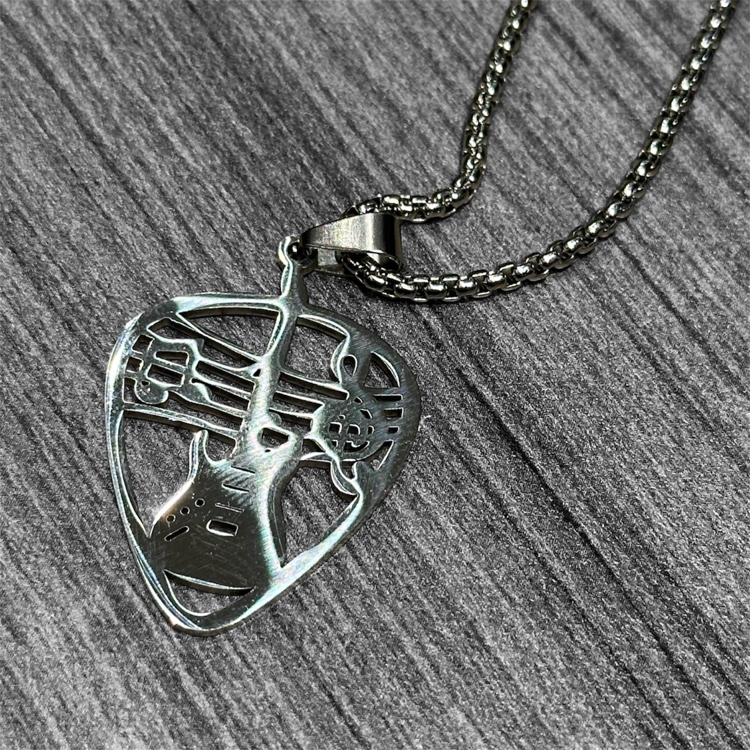Metal Necklace Guitar Pick: Silver