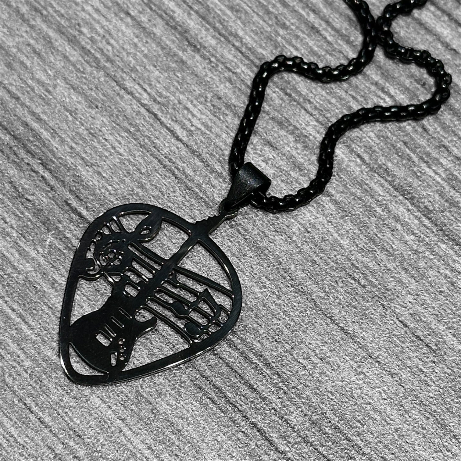 Metal Necklace Guitar Pick: Silver