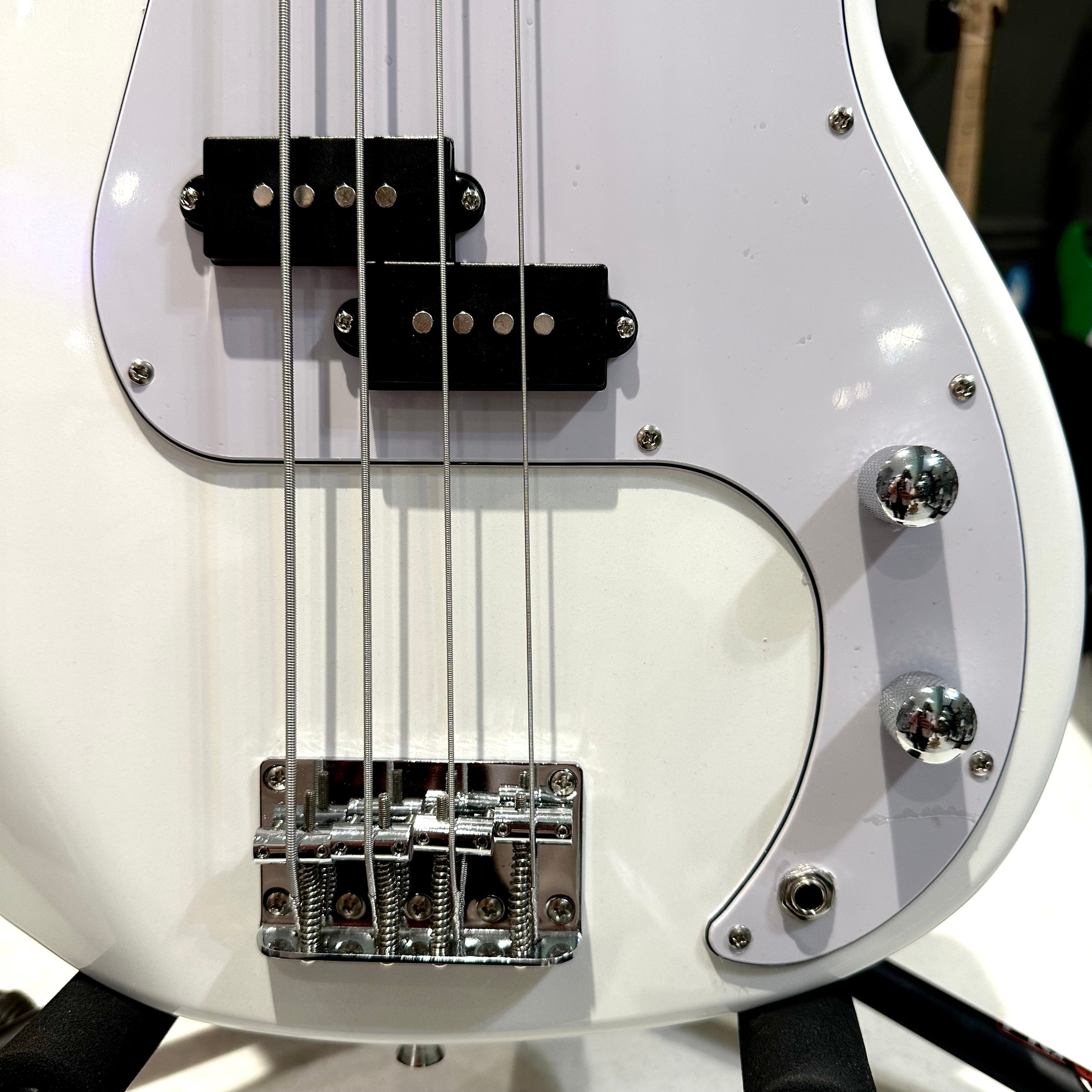 Gephardt Array: Bass Guitar - White