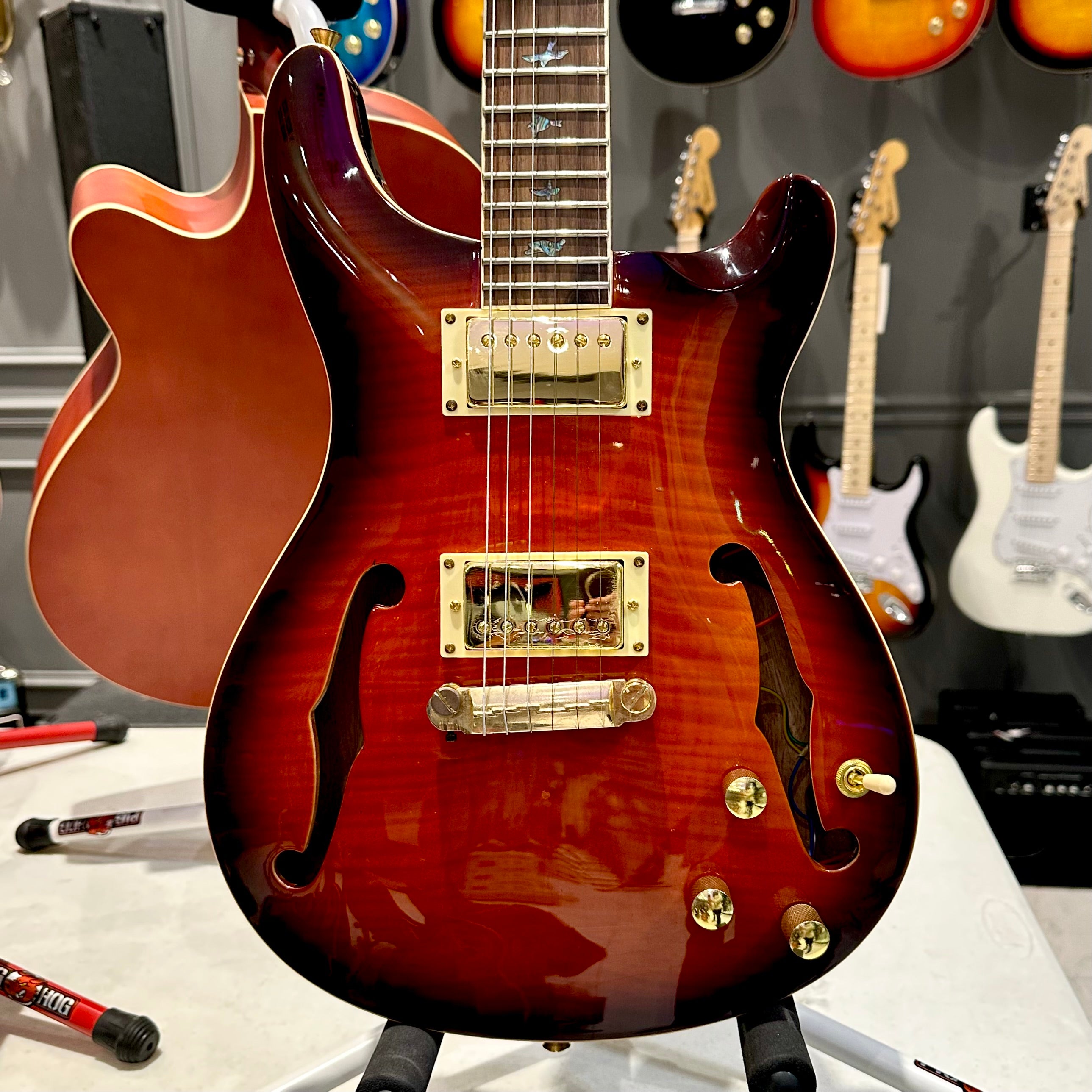 Mars Guitars: Firebird - Hollow-body, Red Robin