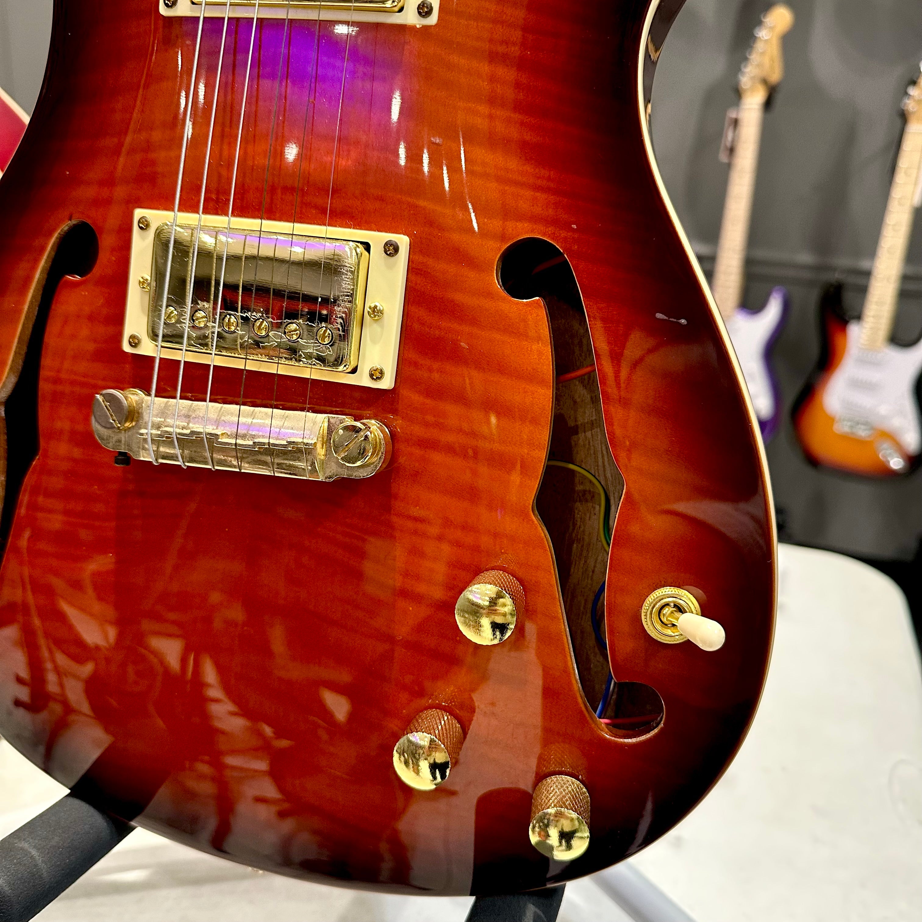 Mars Guitars: Firebird - Hollow-body, Red Robin