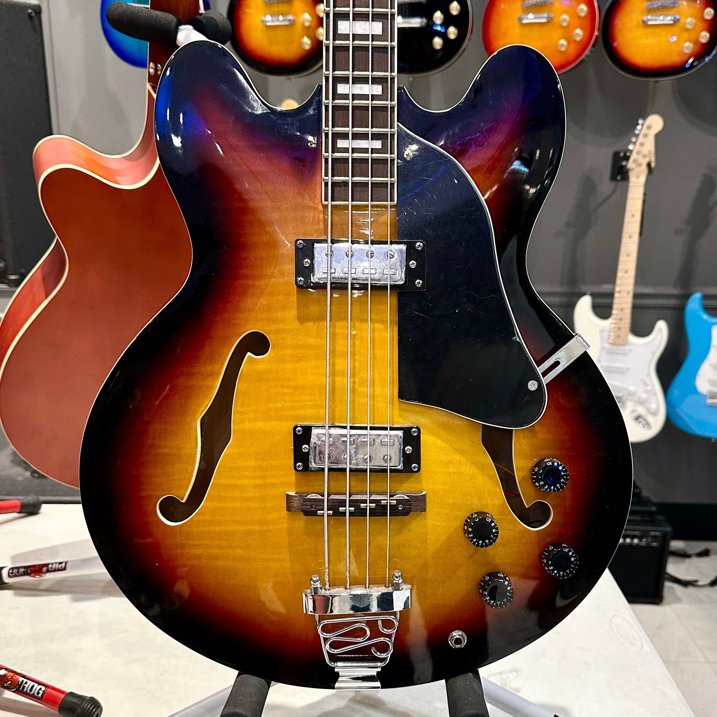 Gephardt Bluesville: Bass Guitar, Hollow-Body Sunburst