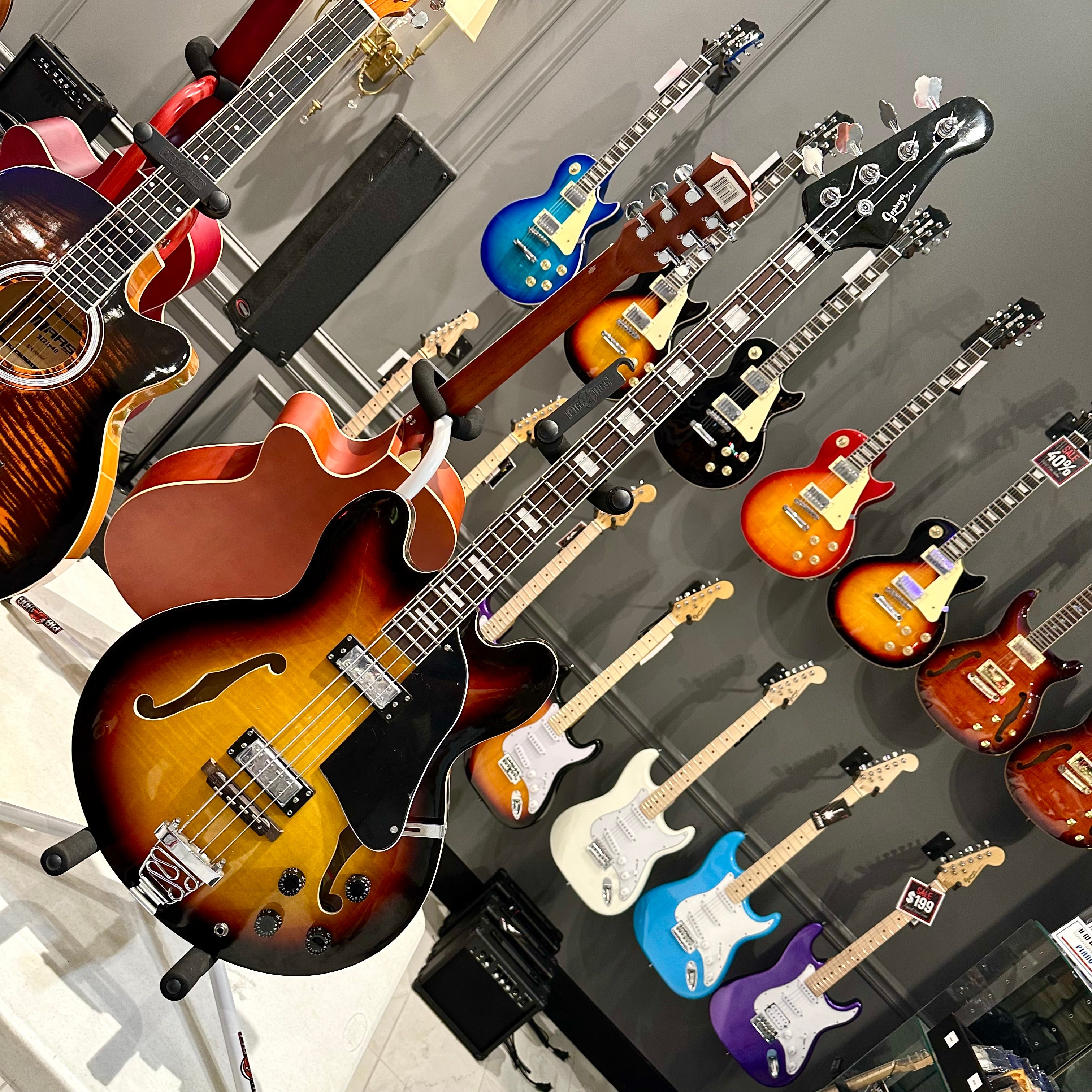 Gephardt Bluesville: Bass Guitar, Hollow-Body Sunburst