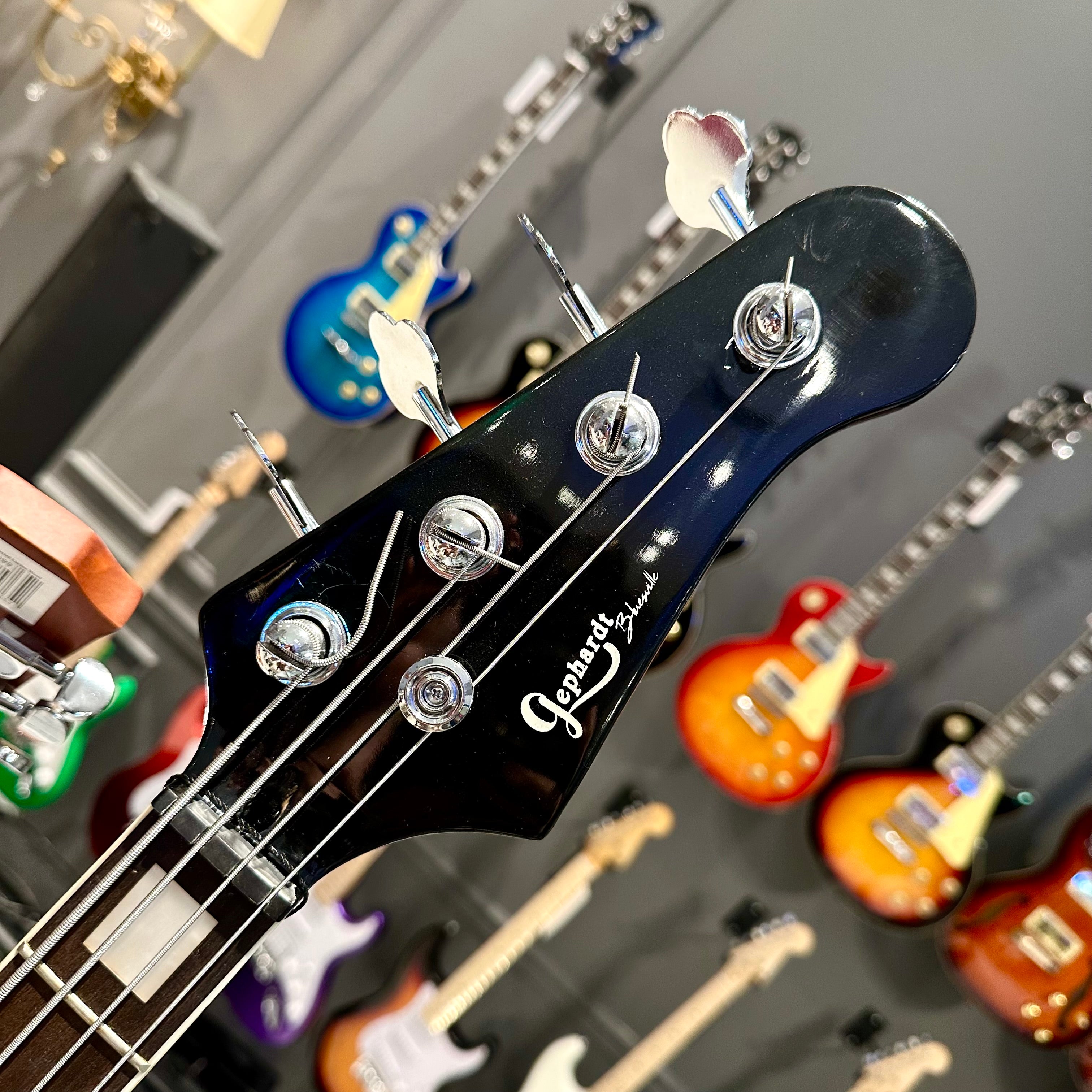 Gephardt Bluesville: Bass Guitar, Hollow-Body Sunburst