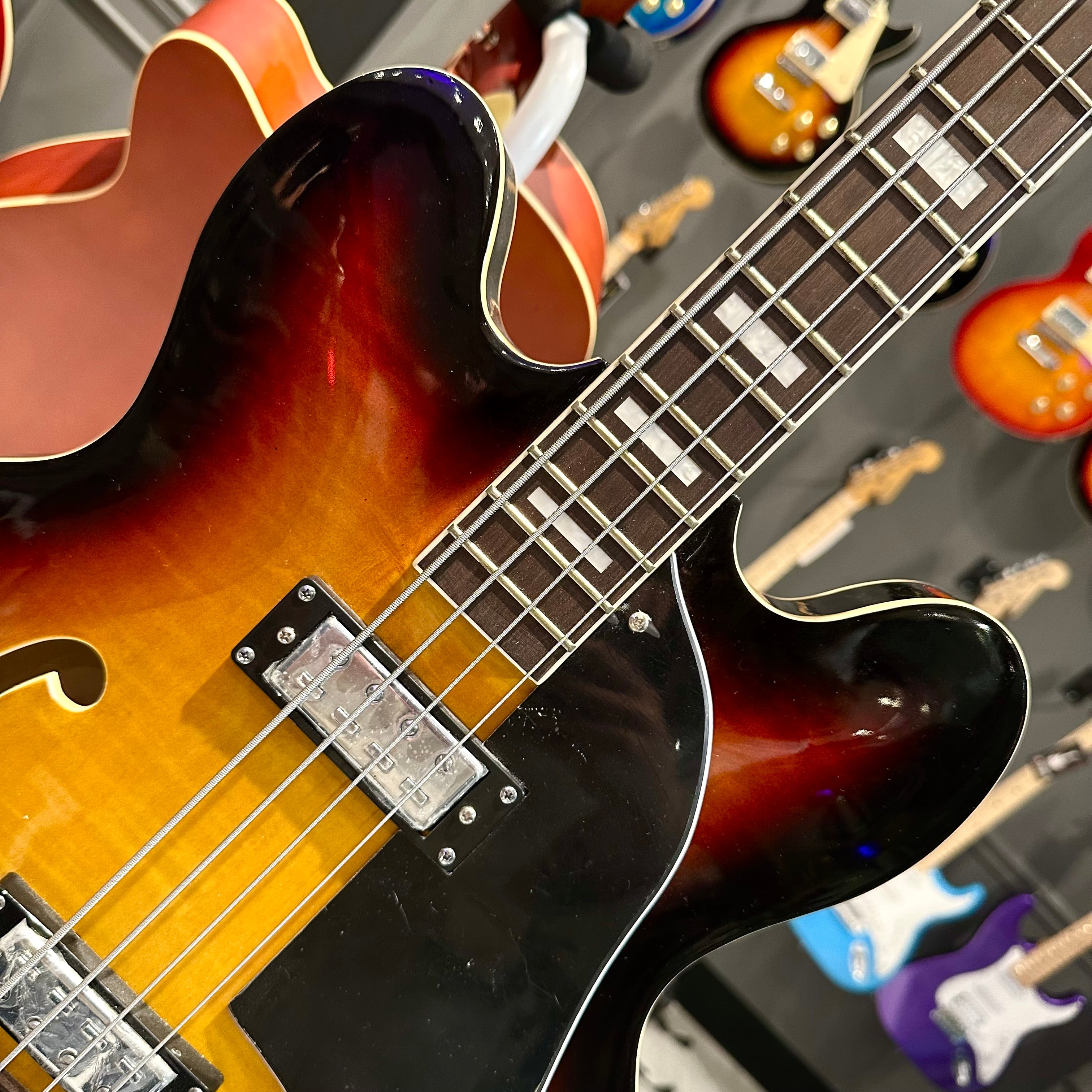 Gephardt Bluesville: Bass Guitar, Hollow-Body Sunburst