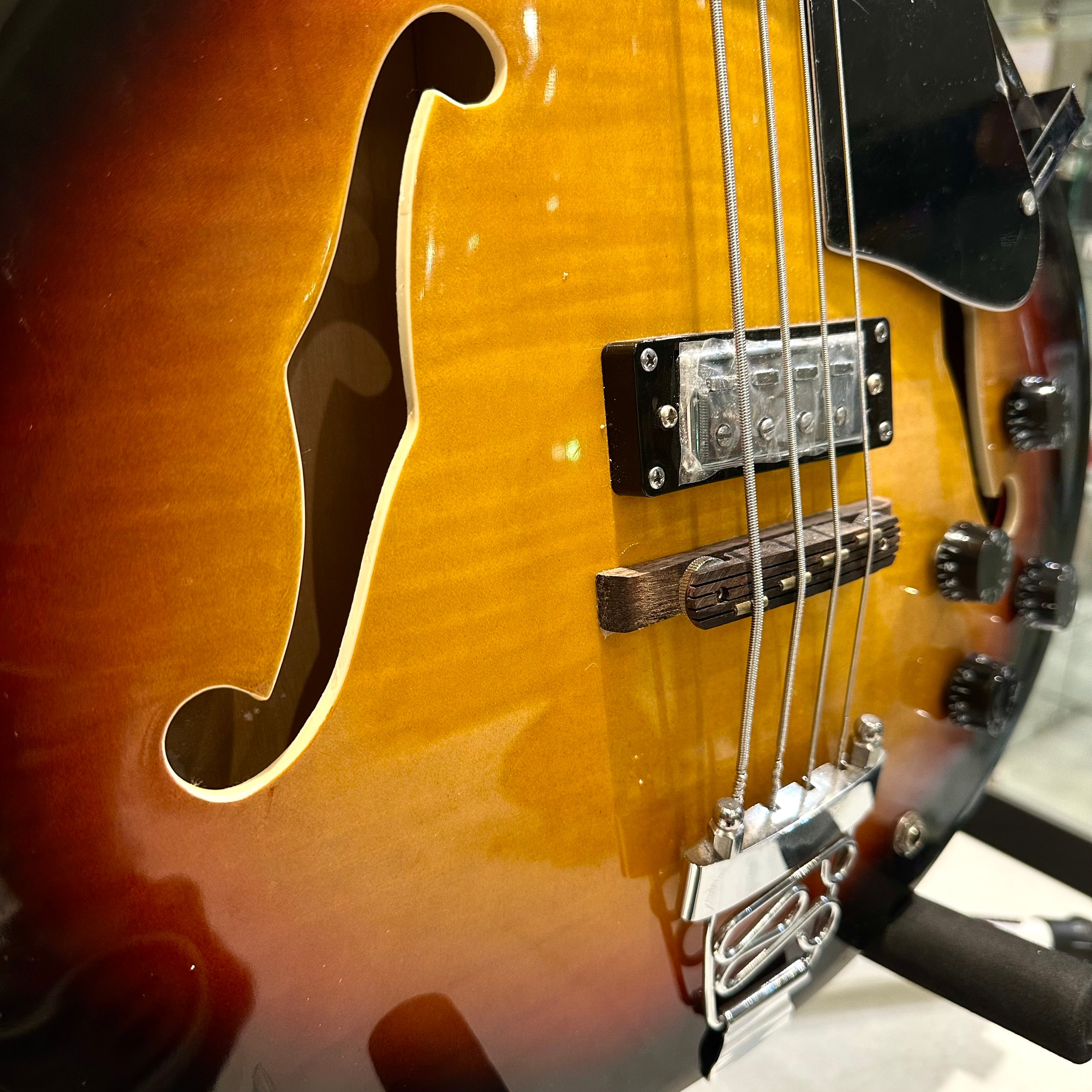 Gephardt Bluesville: Bass Guitar, Hollow-Body Sunburst
