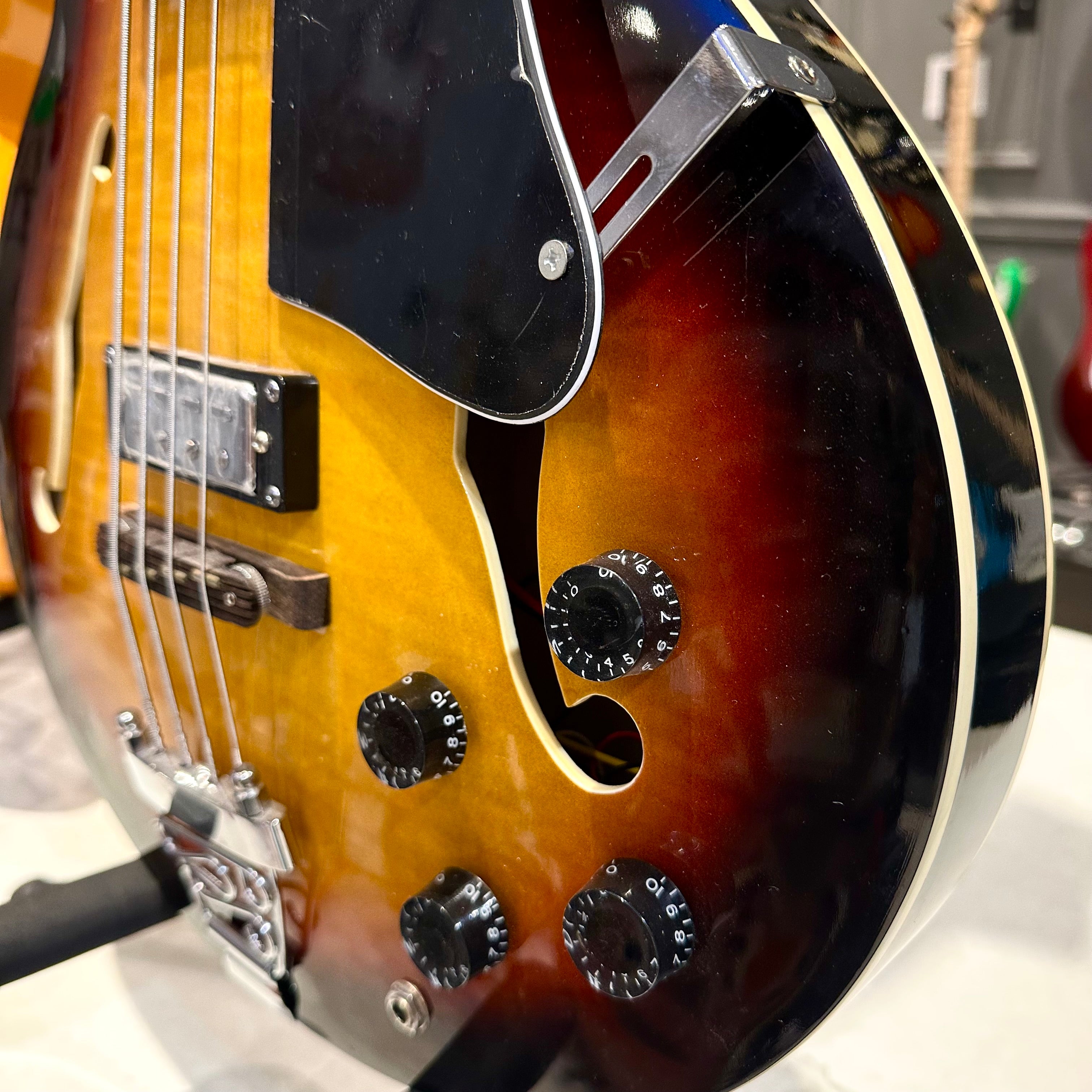 Gephardt Bluesville: Bass Guitar, Hollow-Body Sunburst
