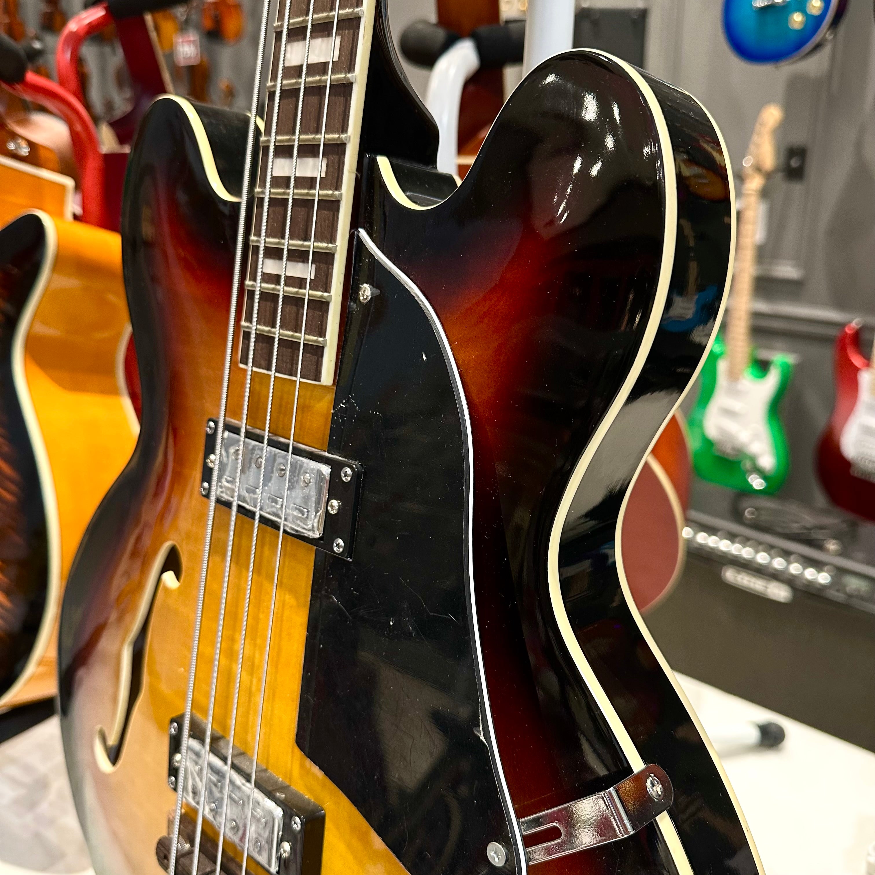 Gephardt Bluesville: Bass Guitar, Hollow-Body Sunburst