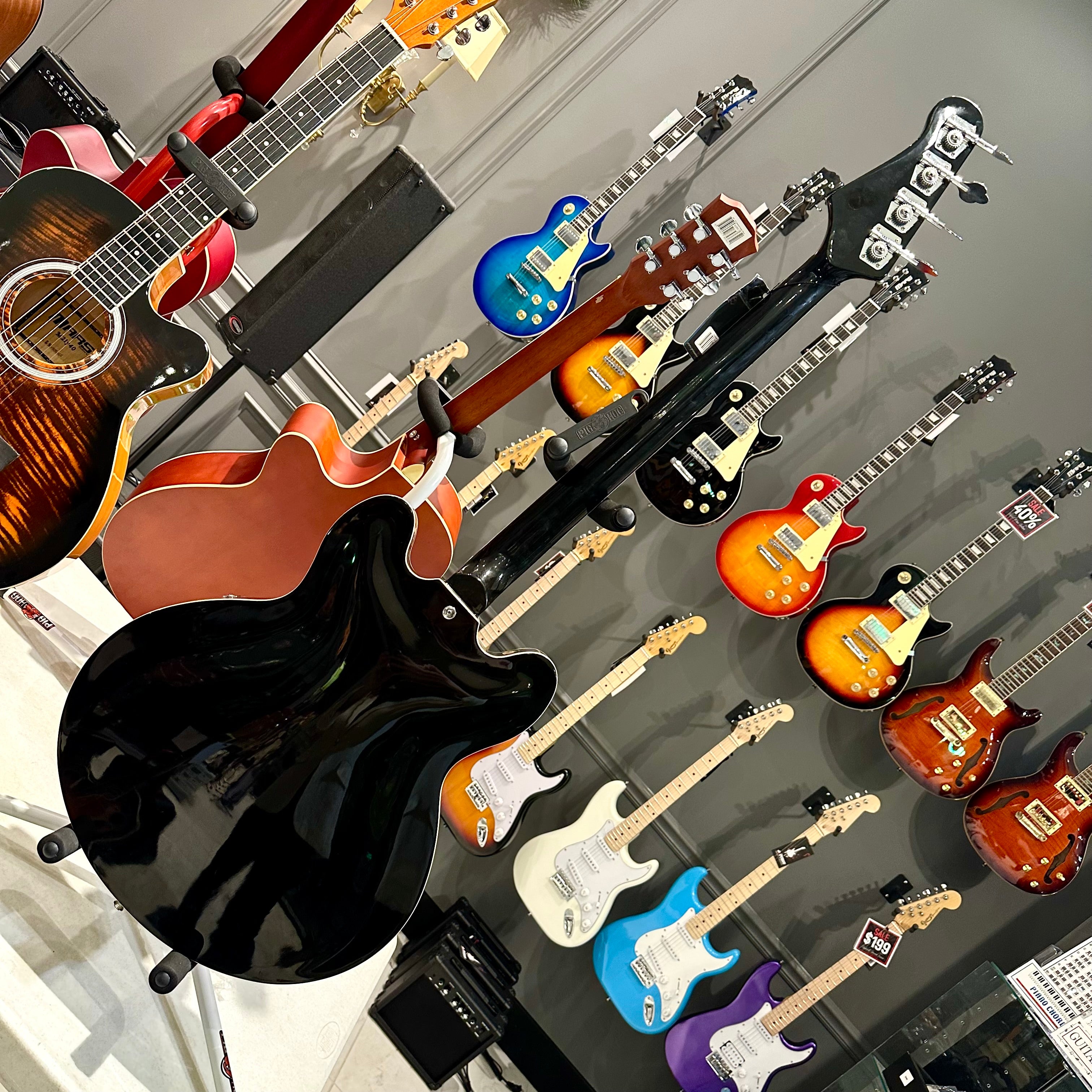 Gephardt Bluesville: Bass Guitar, Hollow-Body Sunburst